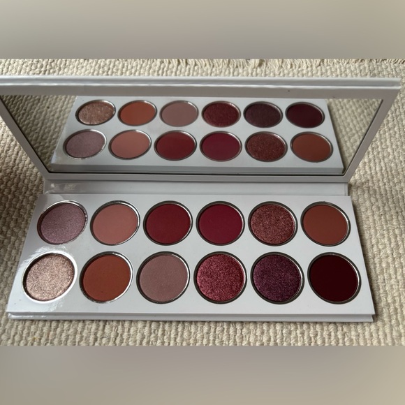 Kylie Jenner pressed powder eyeshadow pallet - Picture 2 of 4